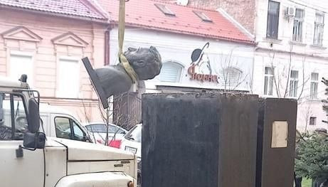 Mukachevo dismantles Pushkin memorial amid de-Russification efforts