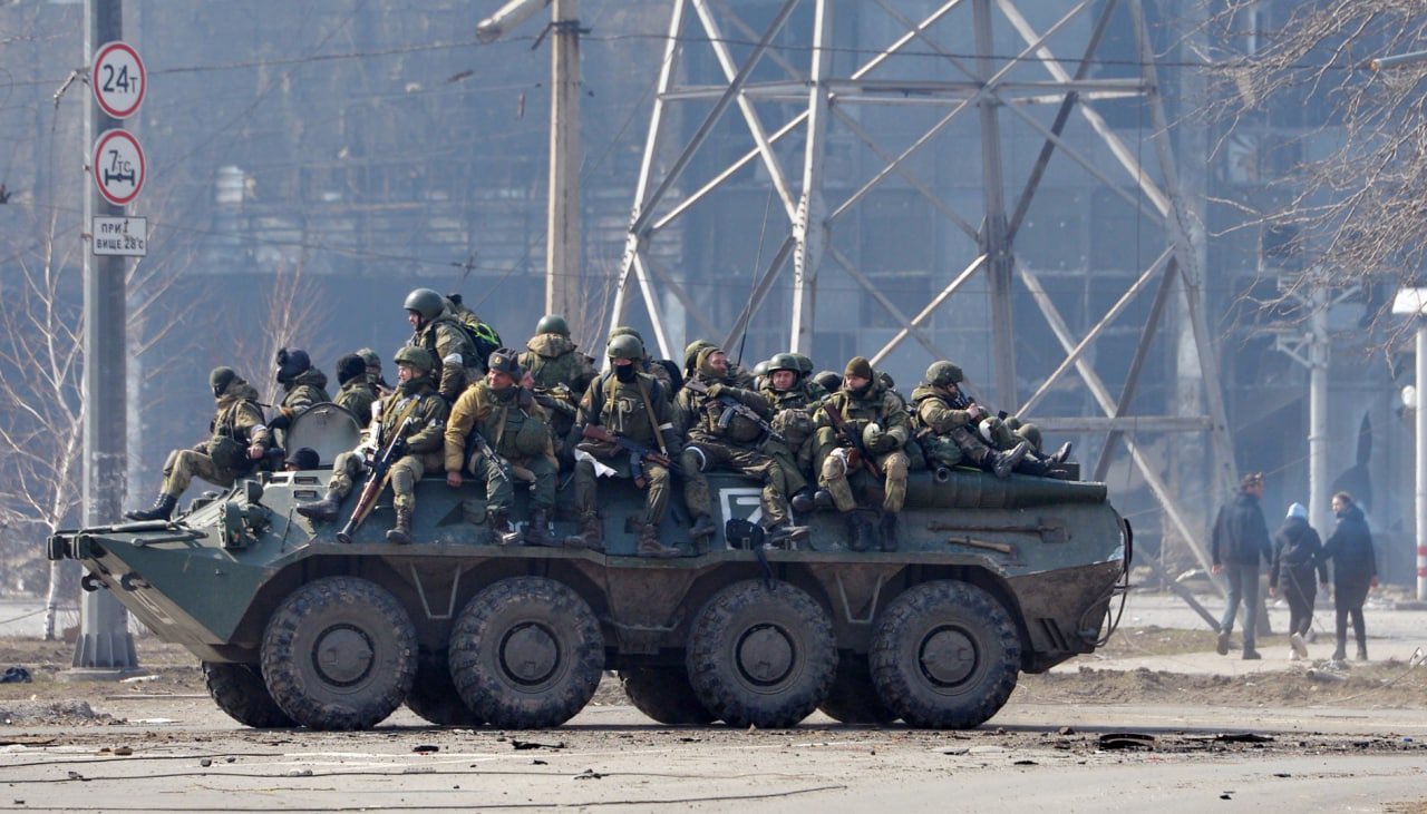 Geolocated DNR fighters on BTR-80 in Mariupol