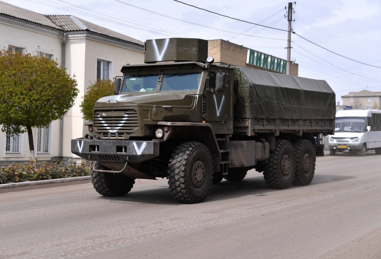 Russian equipment moving through Kupyansk with tanks and BMP-2