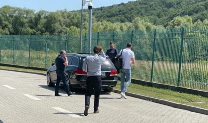 Korbán’s passports invalid due to presidential decree, he is stuck at the border