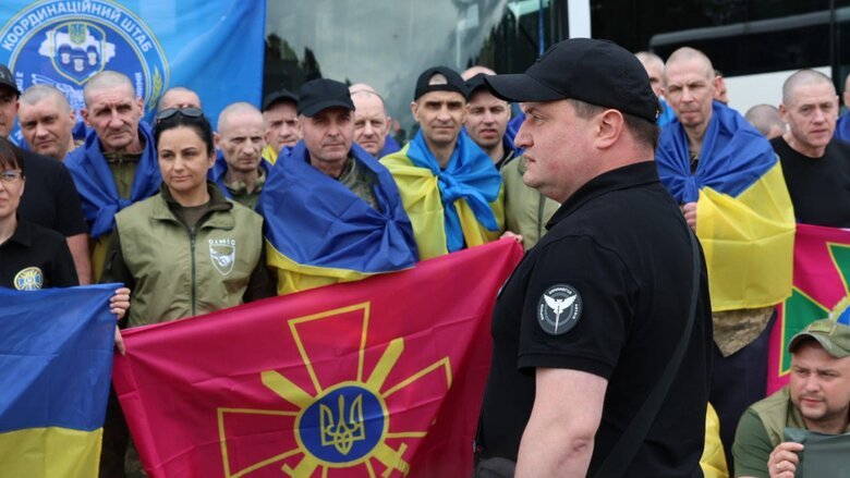 Returned severely ill defenders from Russian captivity