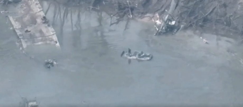 Russian occupier flees on tank under Ukrainian fire