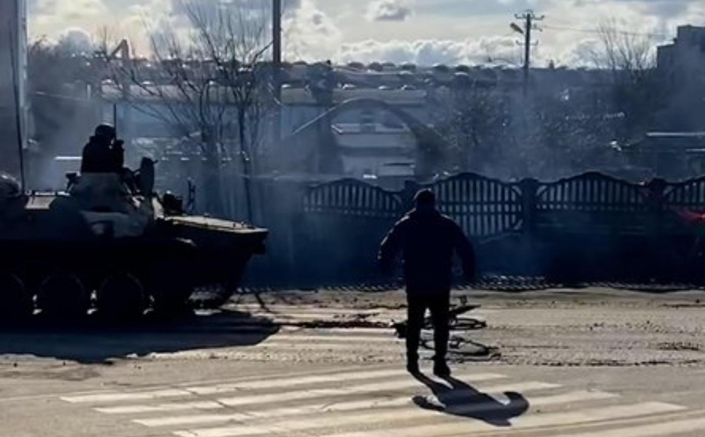 Bakhmach Resident Throws Bike at Russian Tank