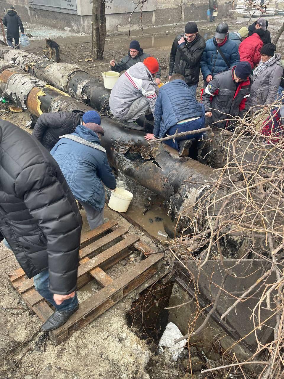 Mariupol: no water supply, residents use wells and broken pipes