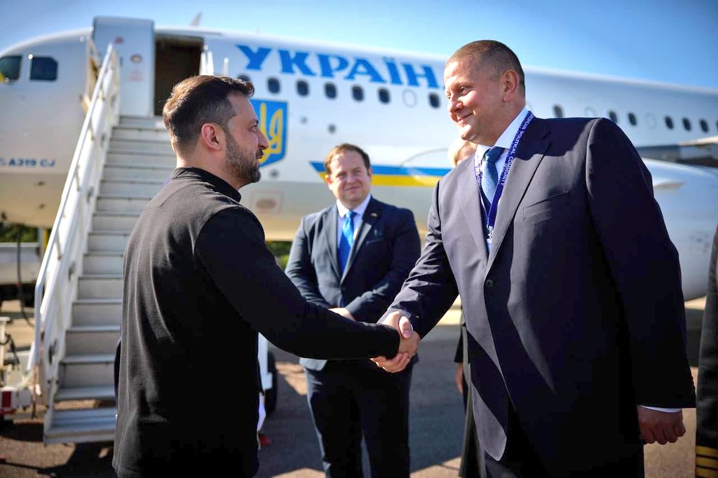 Zelensky in UK greeted by Zaluzhny