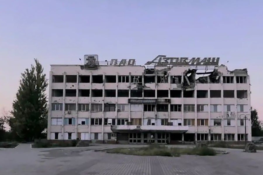 Russians are cutting up Azovmash for scrap in Mariupol