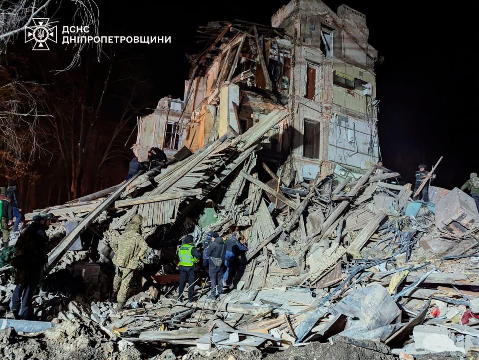 Russian ballistic missile attack on Kryvyi Rig building kills one, many trapped