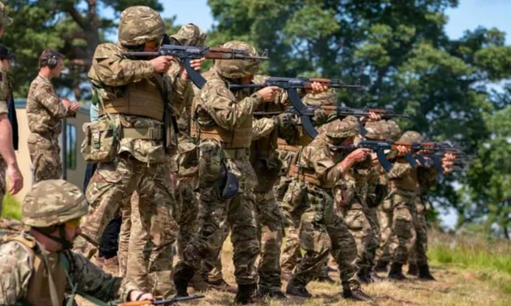 Wallace visits Ukrainian troops in Britain