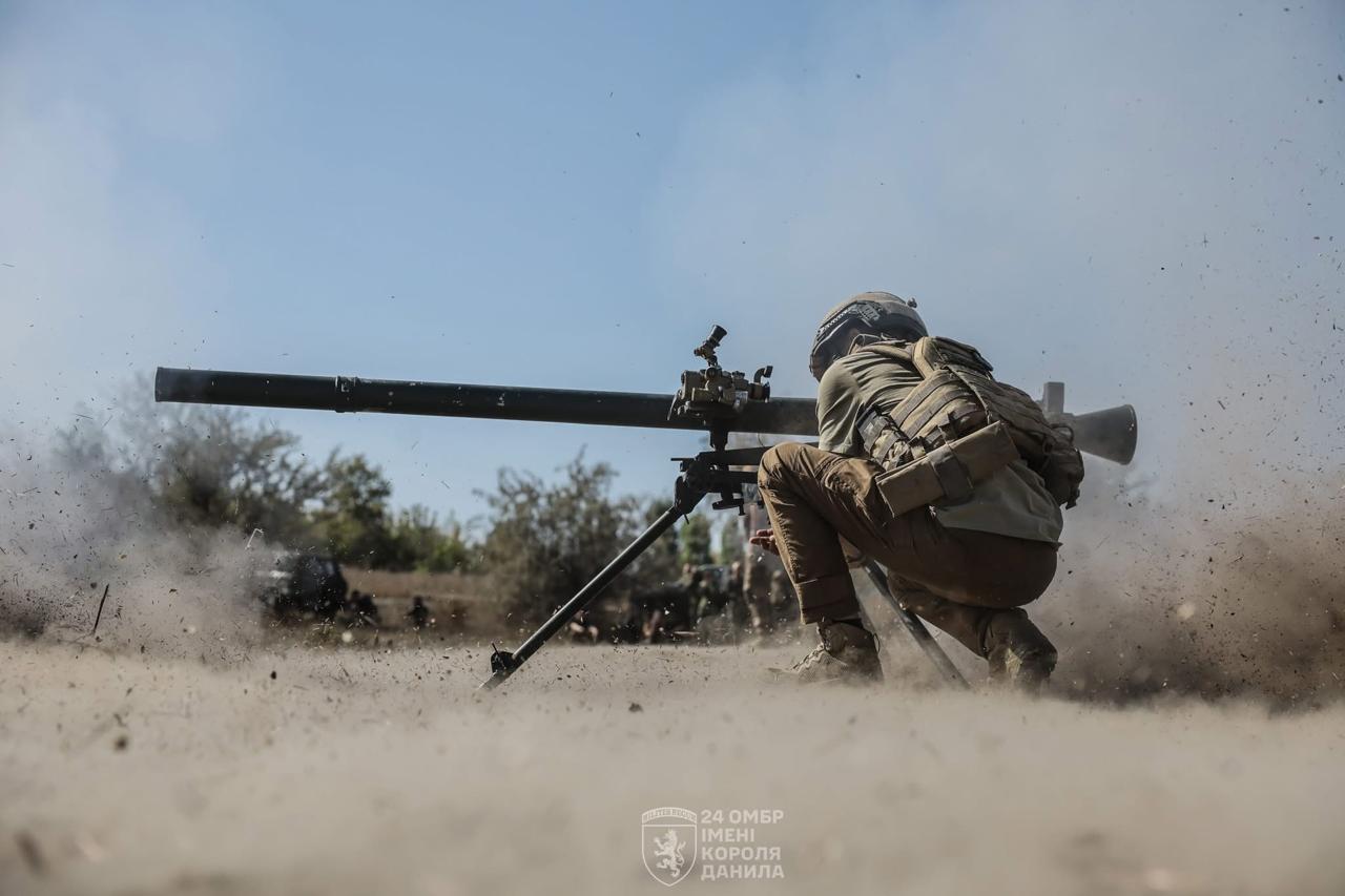 SPG-9 crew tests weapon before deployment