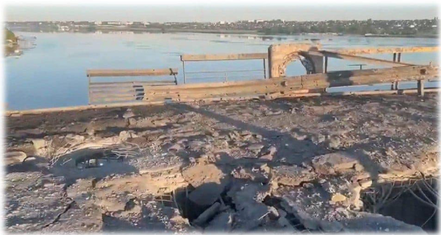 Антонівський міст не зруйновано, але через руйнування неможливо пересуватися ним
