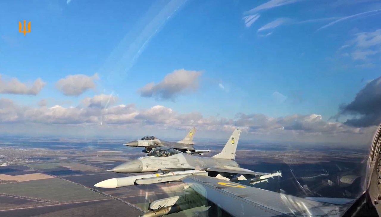 Three Ukrainian F-16s with missiles