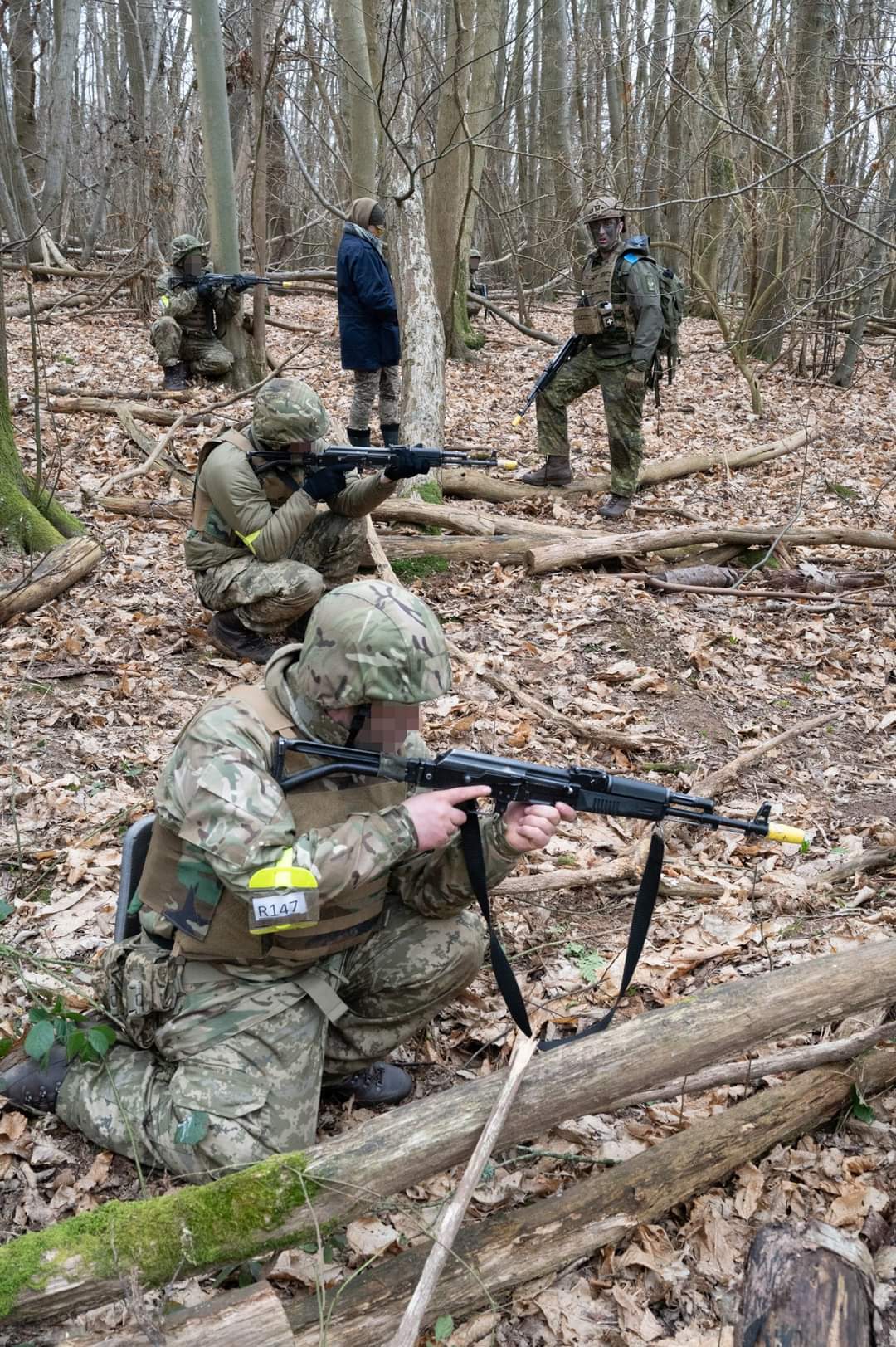 Canadian instructors train forest navigation in Ukraine