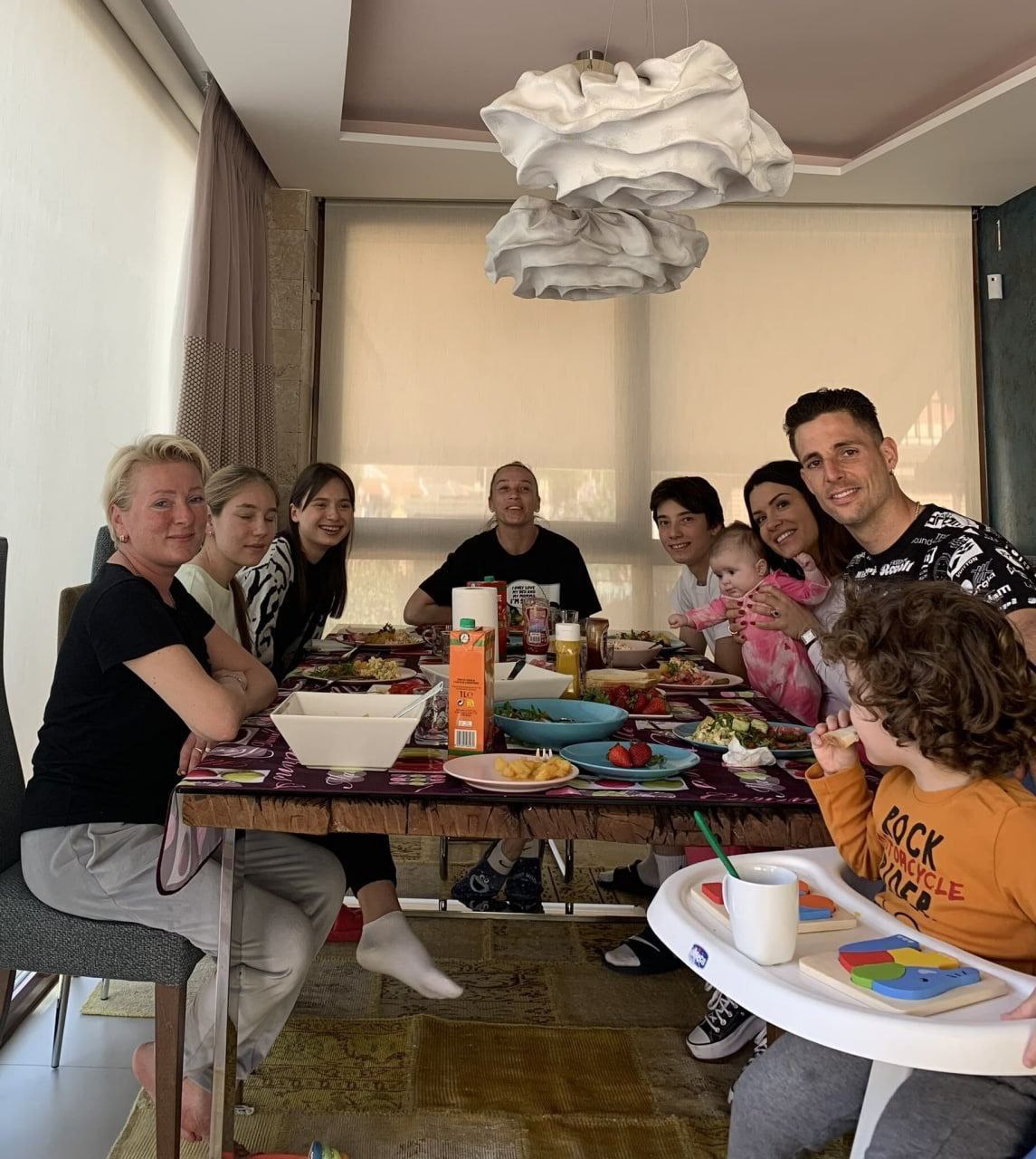 Fran Sol hosts Ukrainian refugees and calls for support