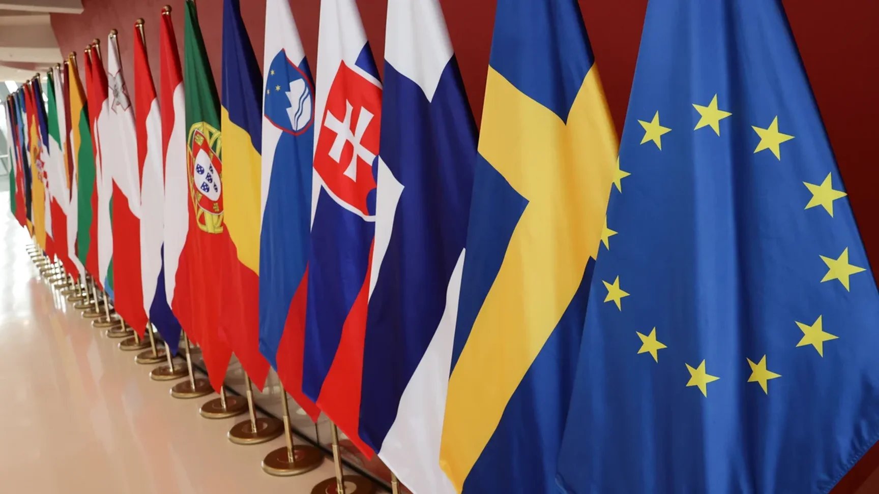 EU considers “reverse enlargement” for Ukraine, partial membership by 2027.