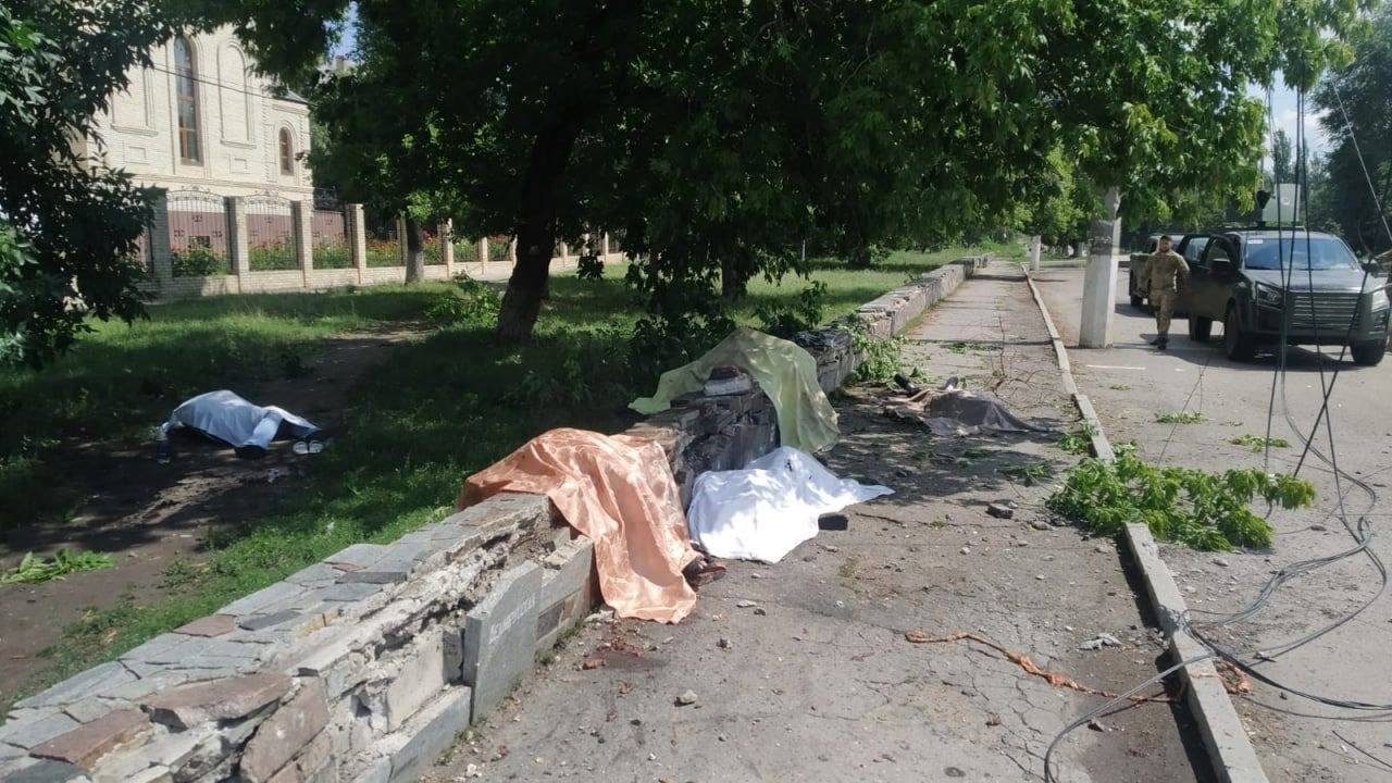 Russia shells Toretsk, killing 7 civilians and 1 policeman, injuring 4, including 3 children.