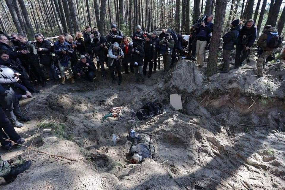 Foreign journalists shown mass grave in Motyzhyn