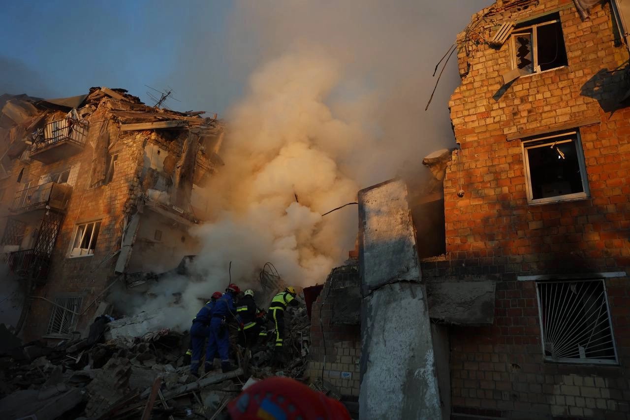 Russian missiles strike Kyiv, killing civilians amid Trump diplomatic moves