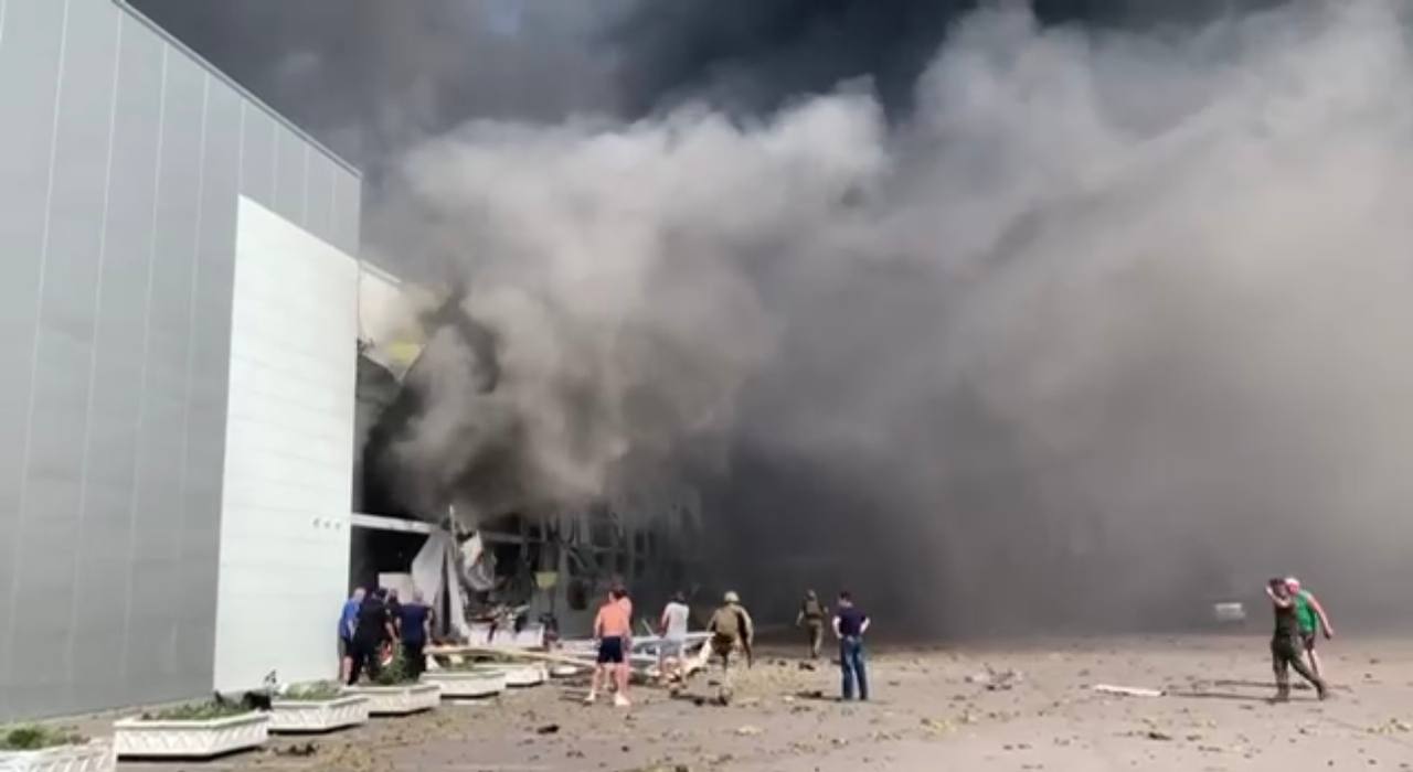 Volunteers rescue victims in Kremenchuk under attack