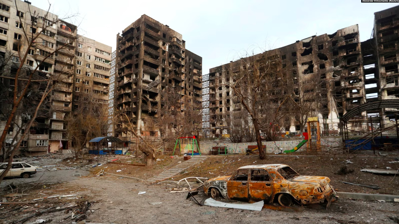 Ukrainians Return to Occupied Mariupol for Property Matters