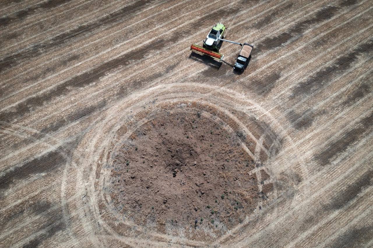Harvesting amid shelling in Dnipropetrovsk Oblast