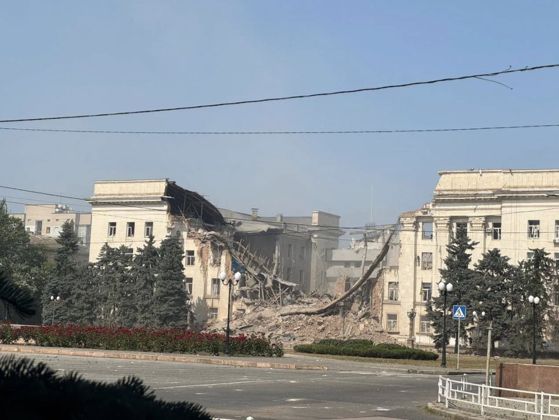 Russia Attacks Kherson; Bomb Destroys Part of Regional Building