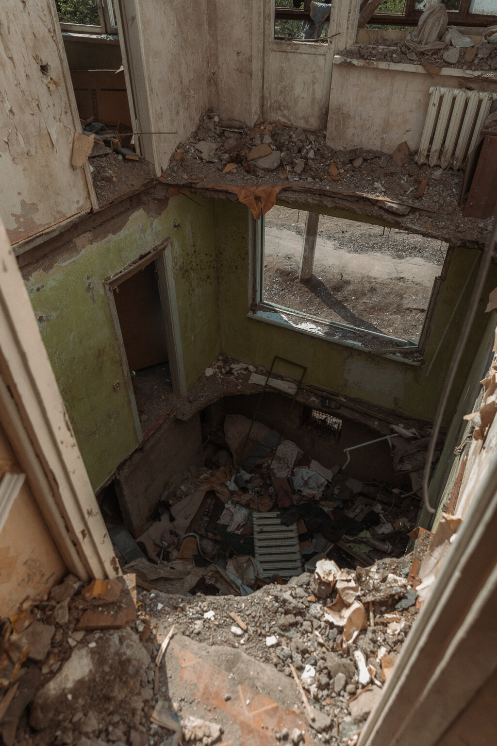 Damaged apartment building in Mykolaiv