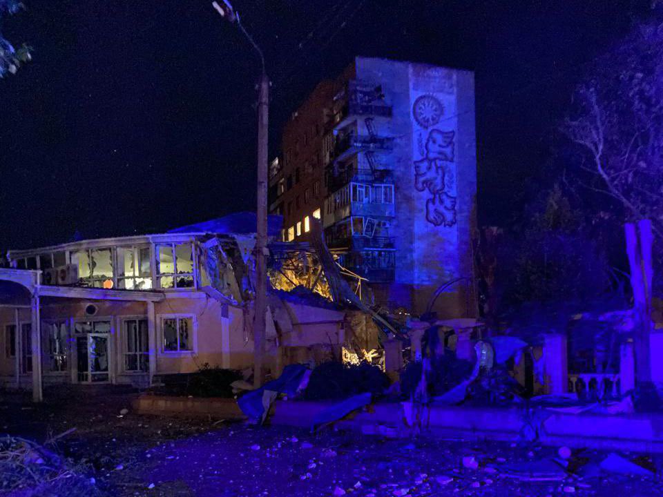 Massive Russian strike on Kramatorsk hotel injures 2 journalists, traps another