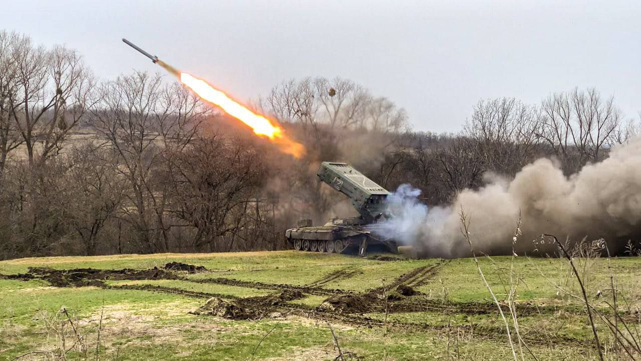 Russian TOS-1A thermobaric MLRS firing south of Izyum