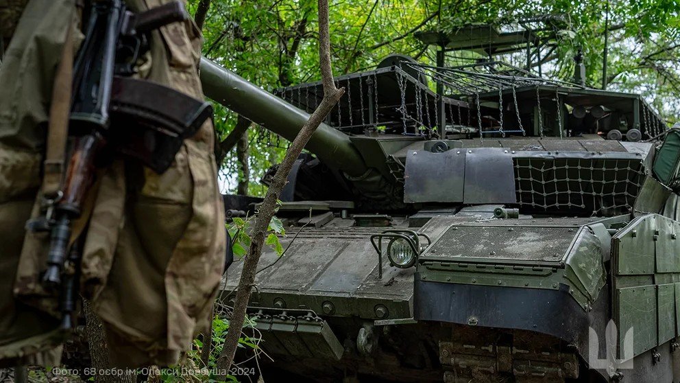 Ukrainian troops capture Russian T-90M tank