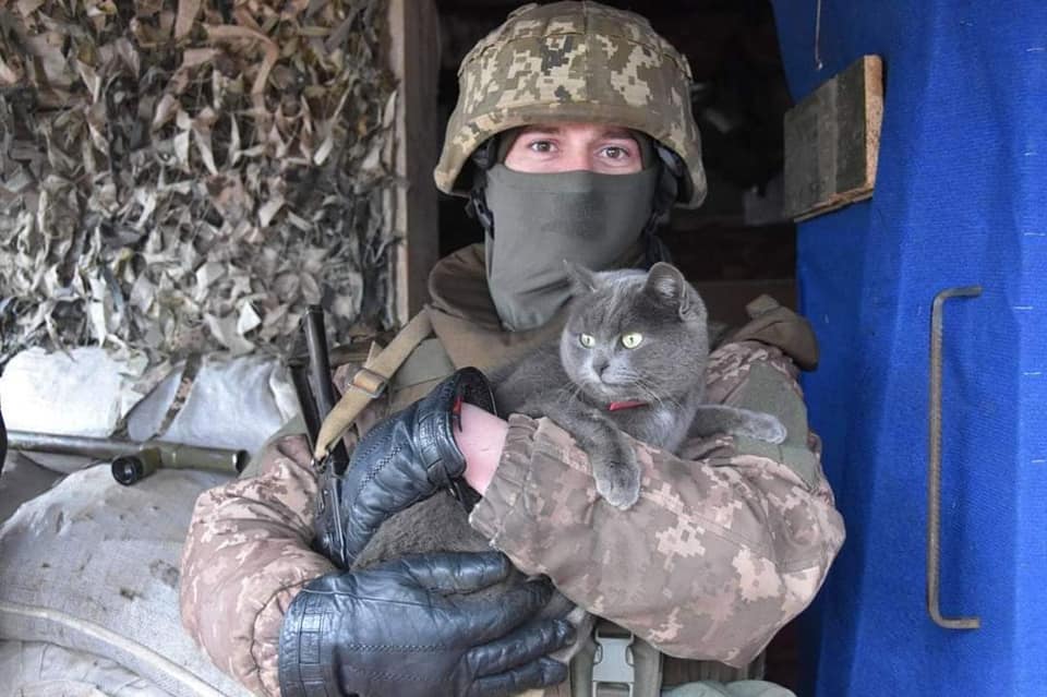 Ukrainian artillery on guard with its helpers