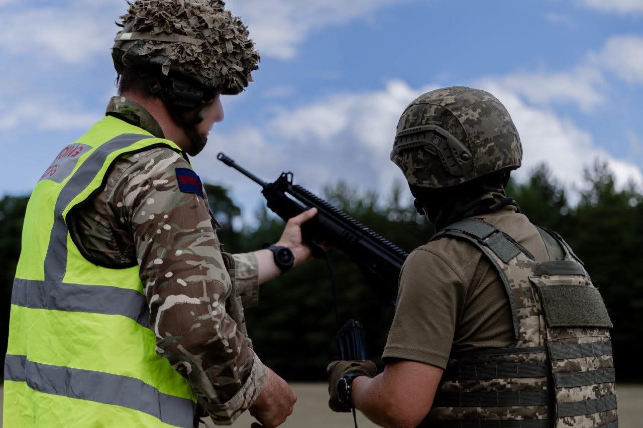 Ukrainian soldiers train shooting as part of INTERFLEX with Romanian and British instructors