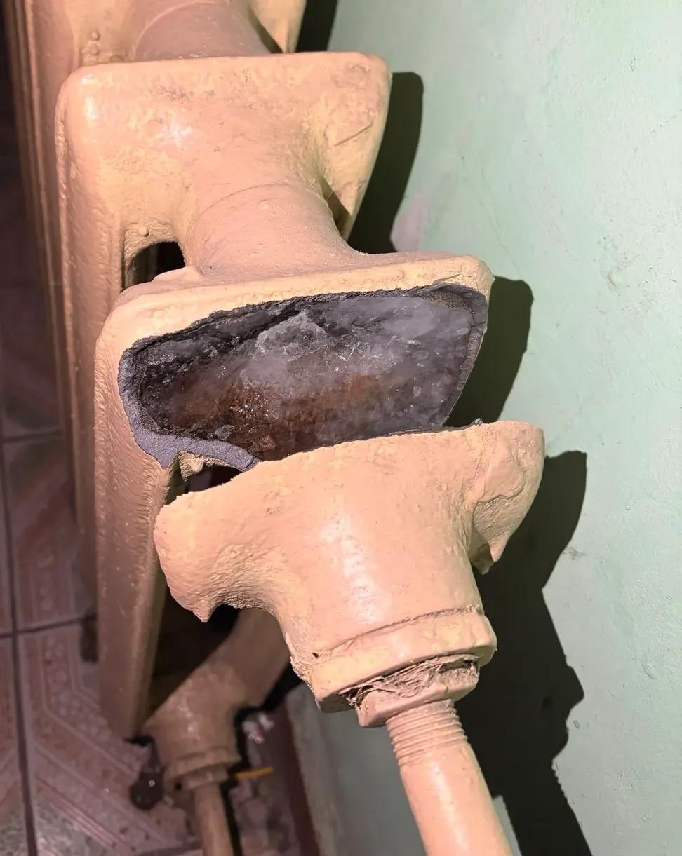 Kyiv houses without power for 3 days, bursting batteries due to unaddressed water issues