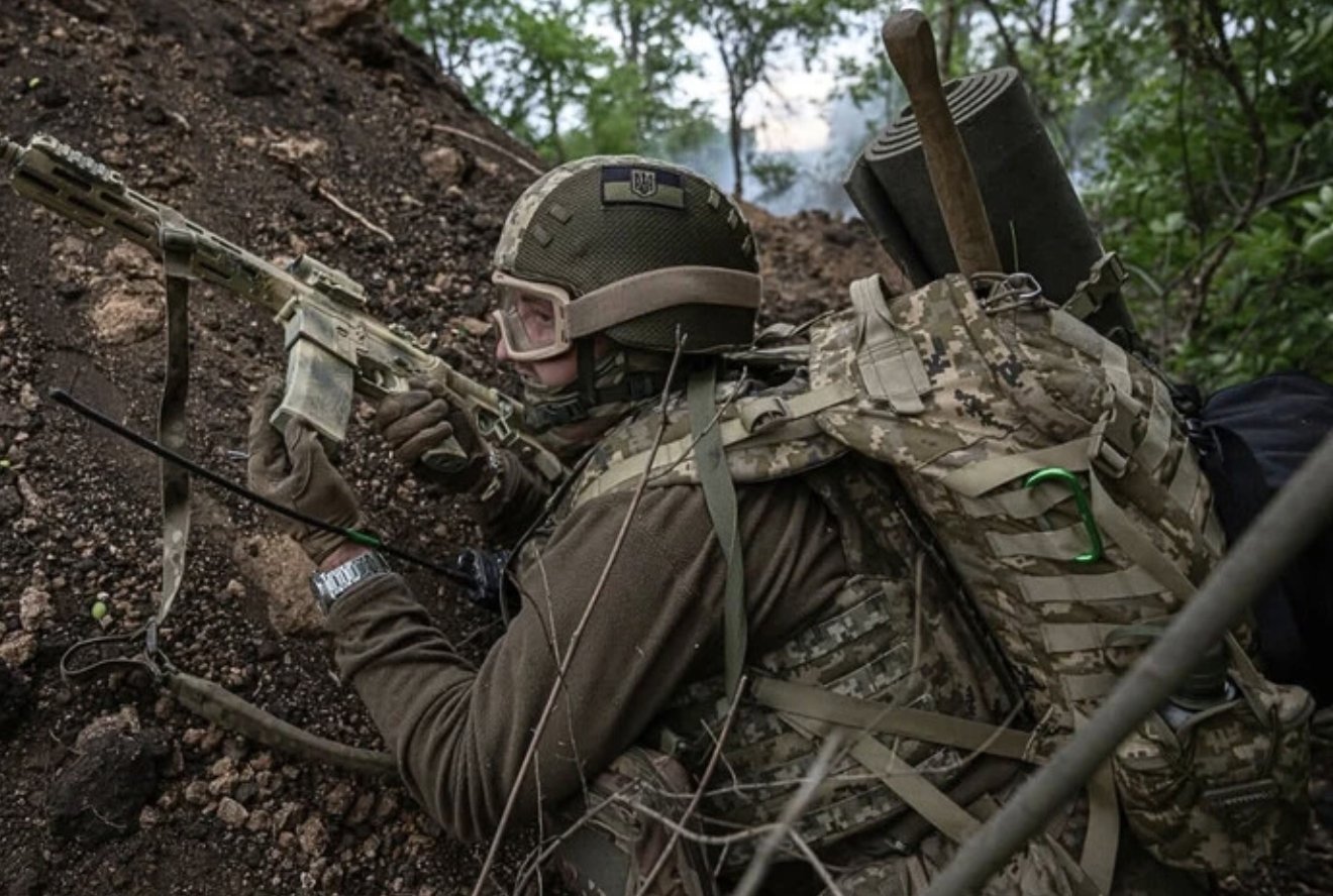 Ukrainian Infantrymen Hold the Line Behind Russian Lines