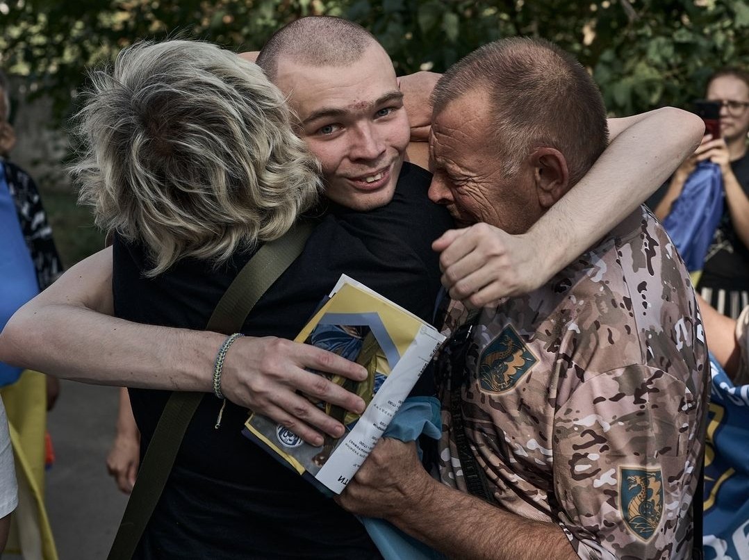 First hugs after more than two years in captivity in Russia