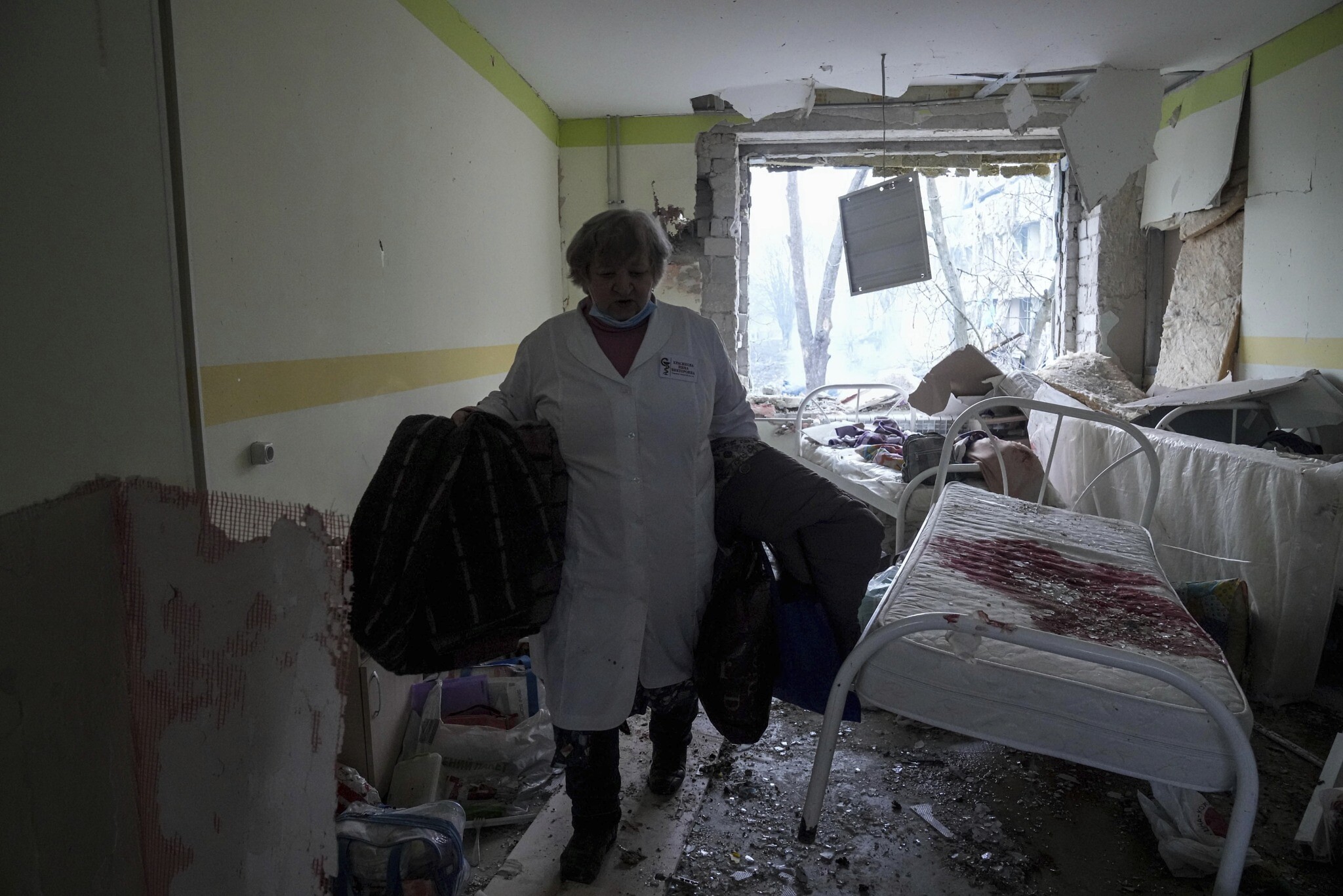 Killing in Mariupol: maternity hospital hit civilians