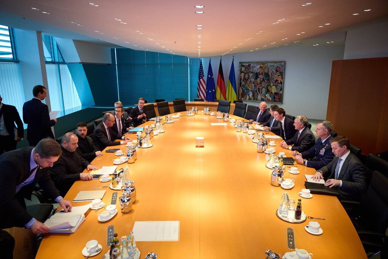 Ukrainian and US delegations meet, Chancellor Merz present