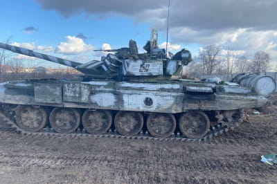 Russian soldier hands over tank to Ukraine Armed Forces for reward