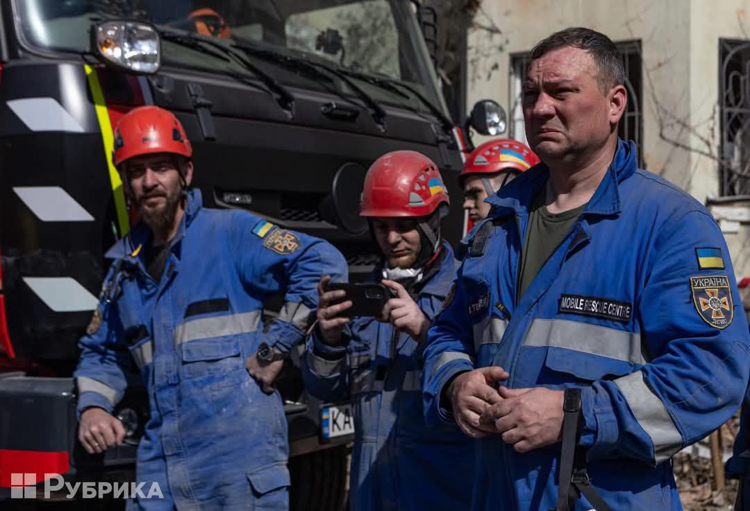 Kyiv Rescuers thanked in photo by Nick Tymchenko