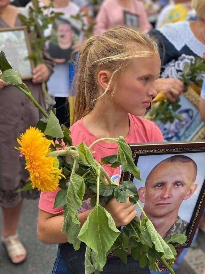 Soldier Yaroslav Zhuravel died waiting for evacuation; daughter follows his example