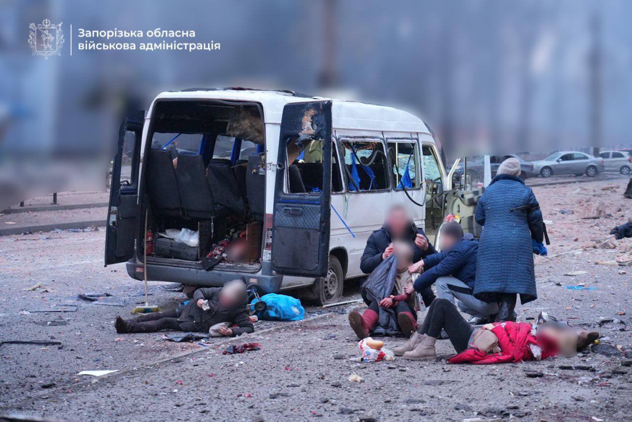 After Russia’s attack on Zaporizhzhia: civilians gravely injured on burning streets