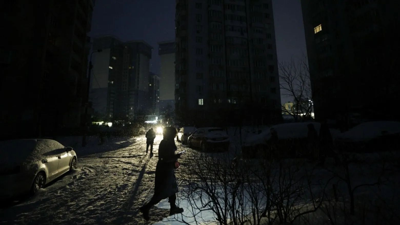 Kyiv faces worst power/heating crisis, thousands seek warmth