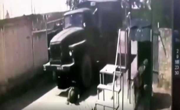 Oppressor with a truck ‘two hundred’ hits attacker at the gate