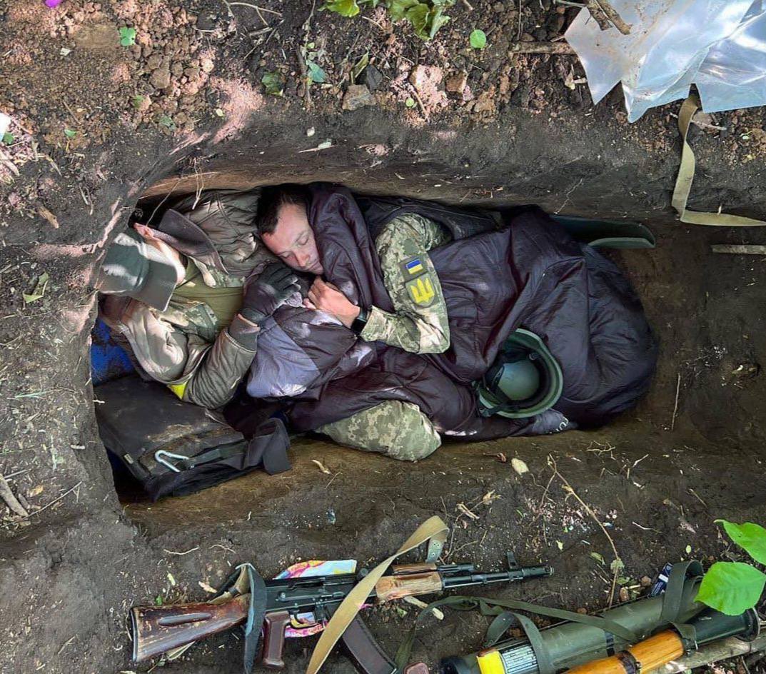 Ukrainian soldiers endure trenches for peace