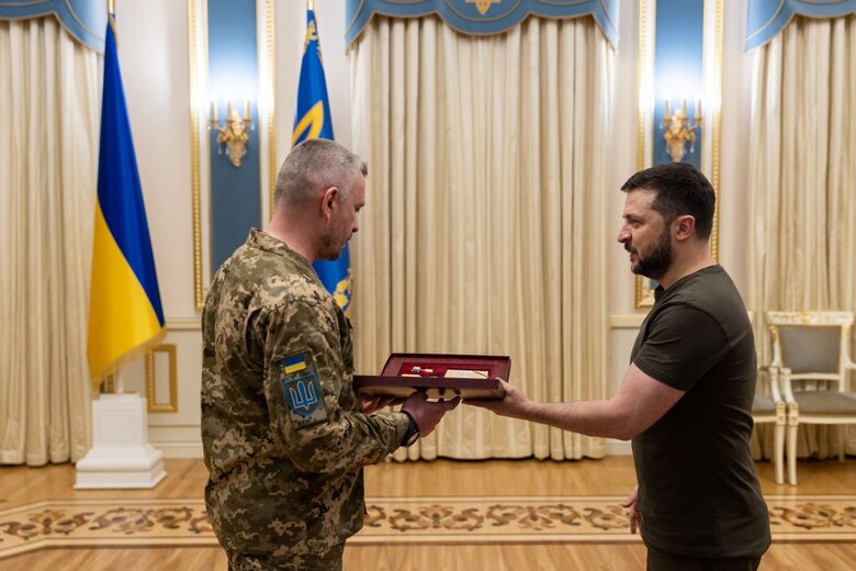 Zelensky awards two Ukrainian Heroes