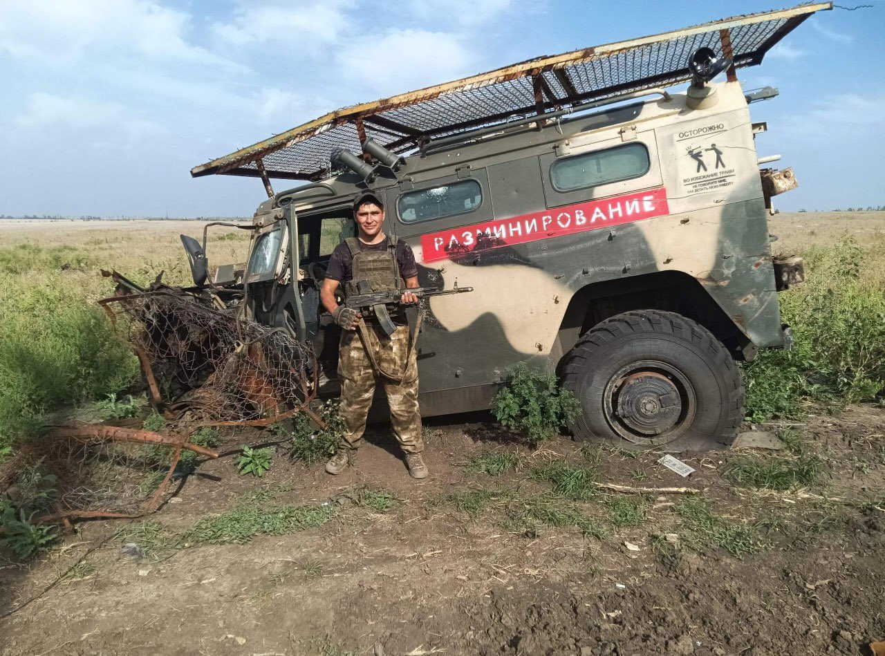 Russian Tiger Blows Up on Anti-Tank Mine