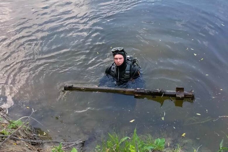 Divers pulled from Seim River Igla MANPADS: photo