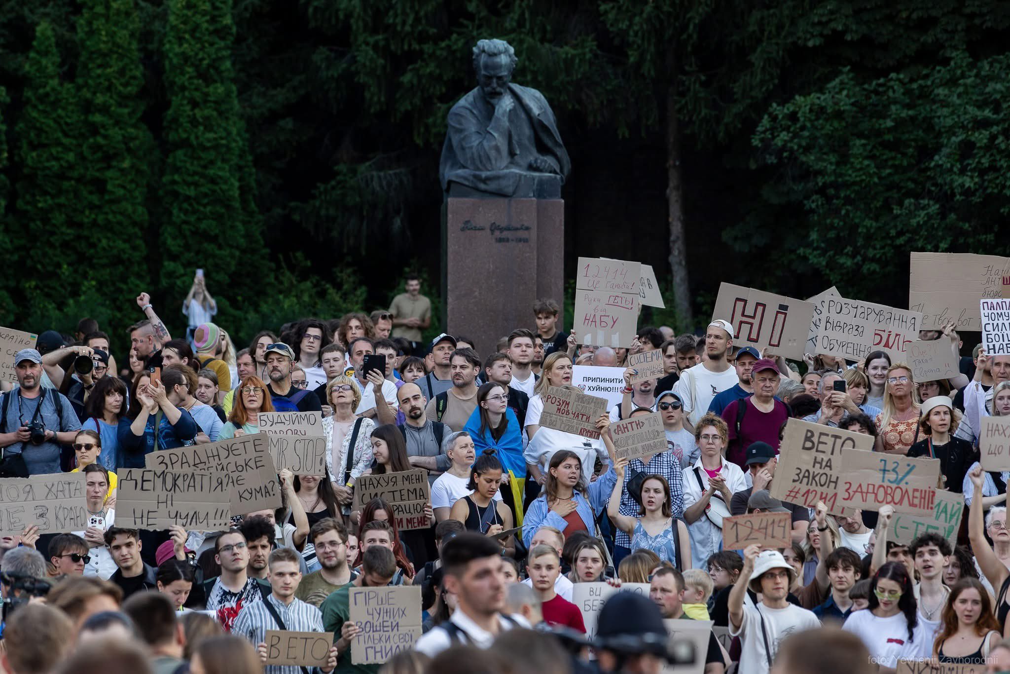 Kyiv rallies against presidential inaction