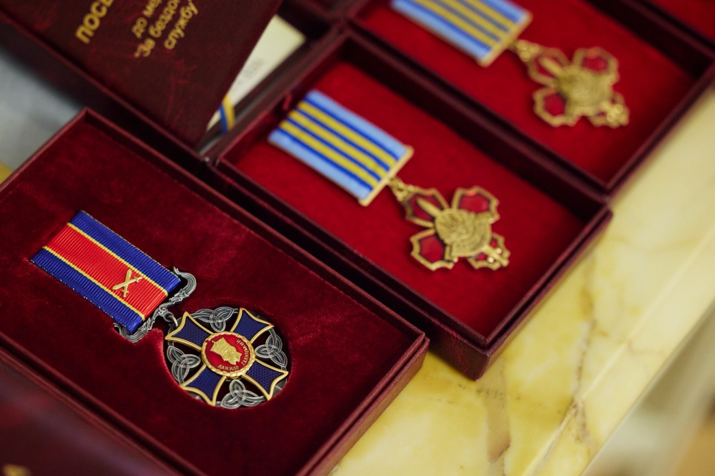 Zelensky awarded 225 Ukrainian soldiers