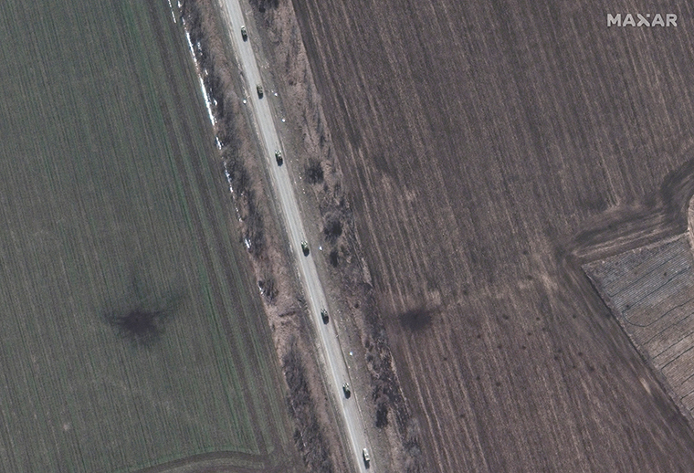 Satellite imagery shows artillery convoy moving south towards Izyum