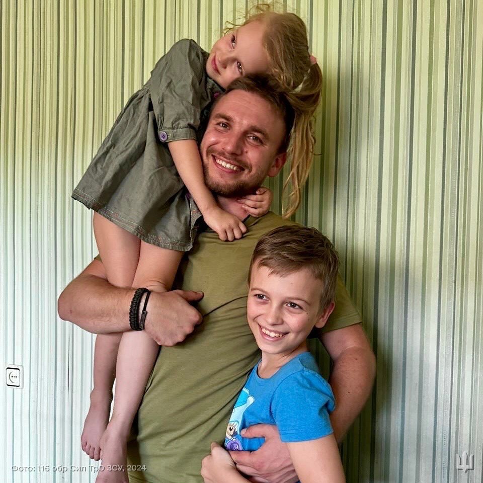 Ukrainian soldier reunites with family after deployment